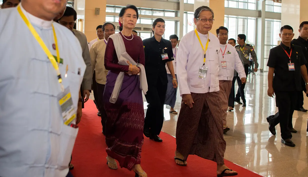 Penasihat Negara Myanmar Aung San Suu Kyi saat tiba untuk menyampaikan pidato nasional terkait Rohingya di Naypyidaw (19/9). (AFP Photo/Ye Aung Thu)