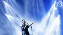 Penampilan penyanyi Tulus dalam Festival Sewindu Tulus di Istora Senayan, Jakarta, Jumat (1/11/2019). Konser yang digelar menandai delapan tahun perjalanan karier bermusiknya penyanyi Tulus membawakan sejumlah lagu hits seperti Sepatu dan Gajah. (Fimela.com/Bambang E. Ros)