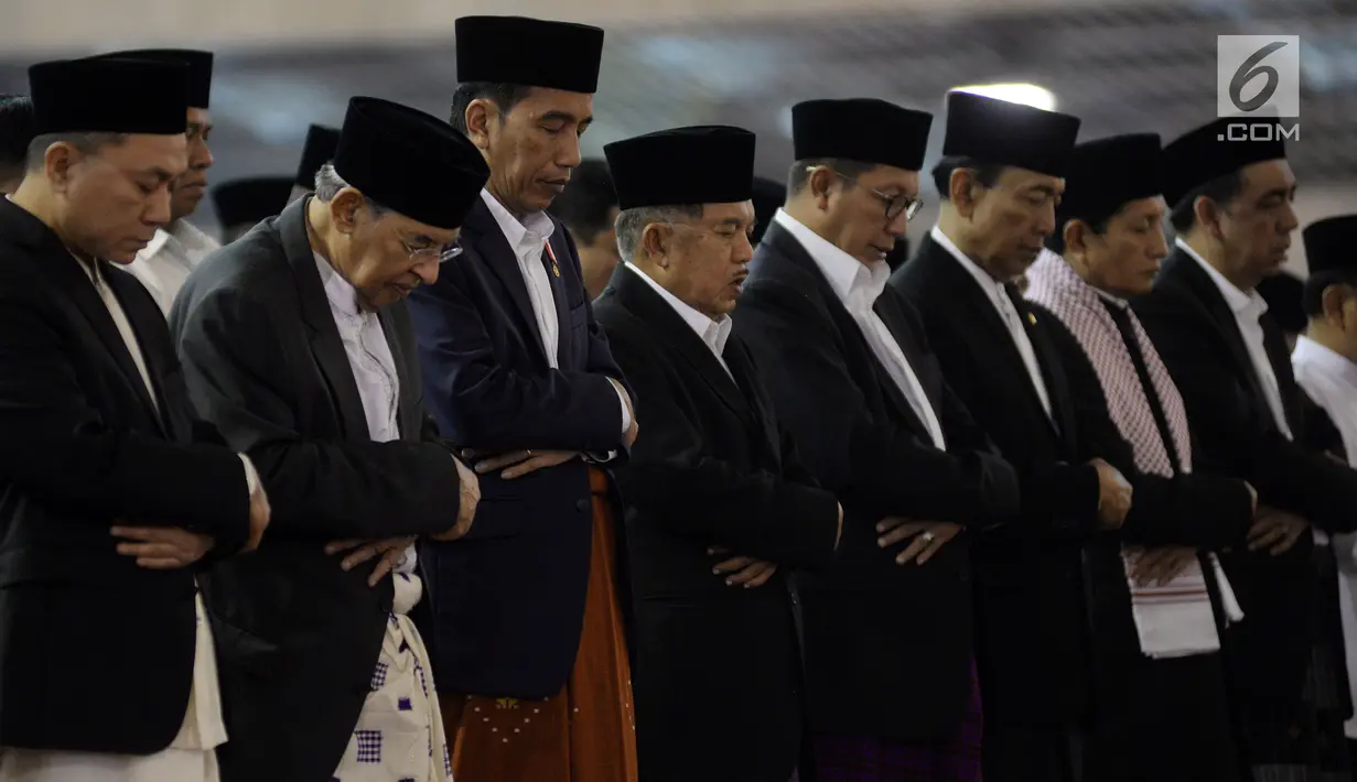 Presiden Jokowi (ketiga kiri) bersama Wapres Jusuf Kalla melaksanakan Salat Idul Fitri di Masjid Istiqlal, Jakarta, Minggu (25/6). Pemerintah menetapkan 1Syawal 1438 H pada Minggu (25/6) setelah menunaikan 29 hari ibadah puasa. (Liputan6.com/Johan Tallo)