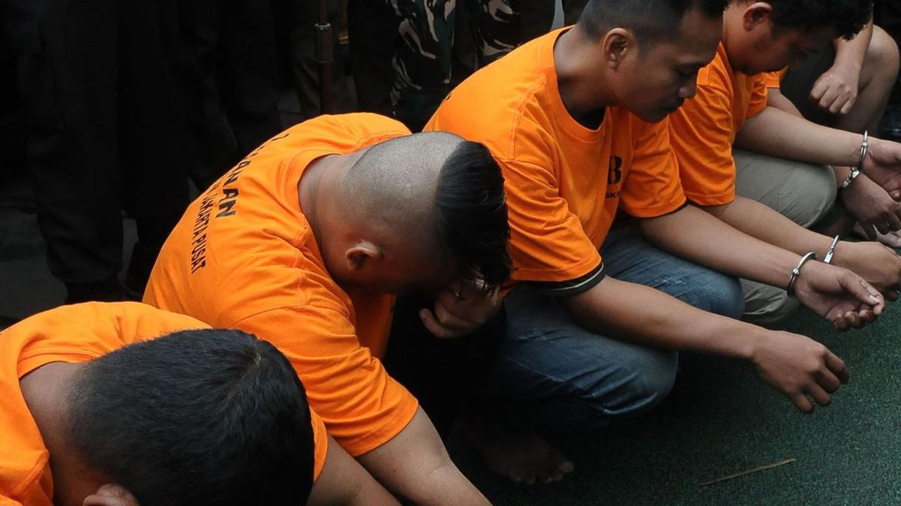 Kelima tersangka yakni; DB; SR; SM; AS dan LH yang mereka saat itu terlibat dalam aksi pengeroyokan terhadap dua anggota Satpol PP, yaitu Yudi Prasetyo dan Sastra Suhendi.<br>