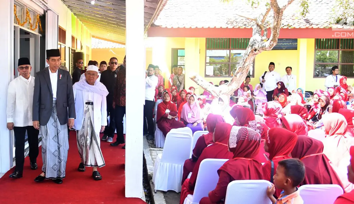 Presiden Jokowi saat meresmikan Bank Wakaf Mikro di Serang, Banten, Rabu (14/3). Menurut Jokowi, program ini diharapkan bisa memberi solusi bagi masyarakat yang kesulitan mendapat akses pembiayaan dari perbankan. (Liputan6.com/Pool/Biro Setpres)