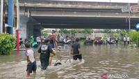 Banjir Bawa Berkah, Agus Untung Besar dalam 3 Jam dari Usaha Angkut Gerobak