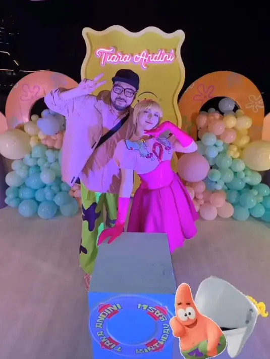 Di rayakan di atas phinisi, Tiara Andini berpenampilan imut dengan cosplay salah satu karakter serial televisi animasi Spongebob Squarepants, yakni si paus putri Tuan Krabs “Pearl Krabs”. [@tiaraandini].