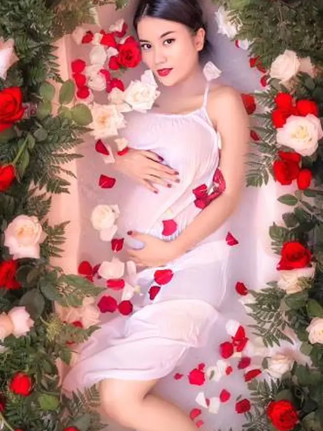 6 Pemotretan Maternity Shoot Bintang FTV Ina Marika yang Sudah Hamil Besar