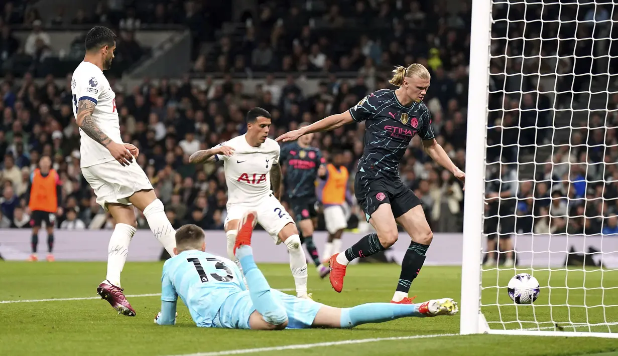 Striker Manchester City, Erling Haaland (kanan) mencetak gol pertama timnya ke gawang Tottenham Hotspur pada laga tunda pekan ke-34 Liga Inggris 2023/2024 di Tottenham Hotspur Stadium, London, Selasa (14/5/2024). (PA via AP Photo/Adam Davy)