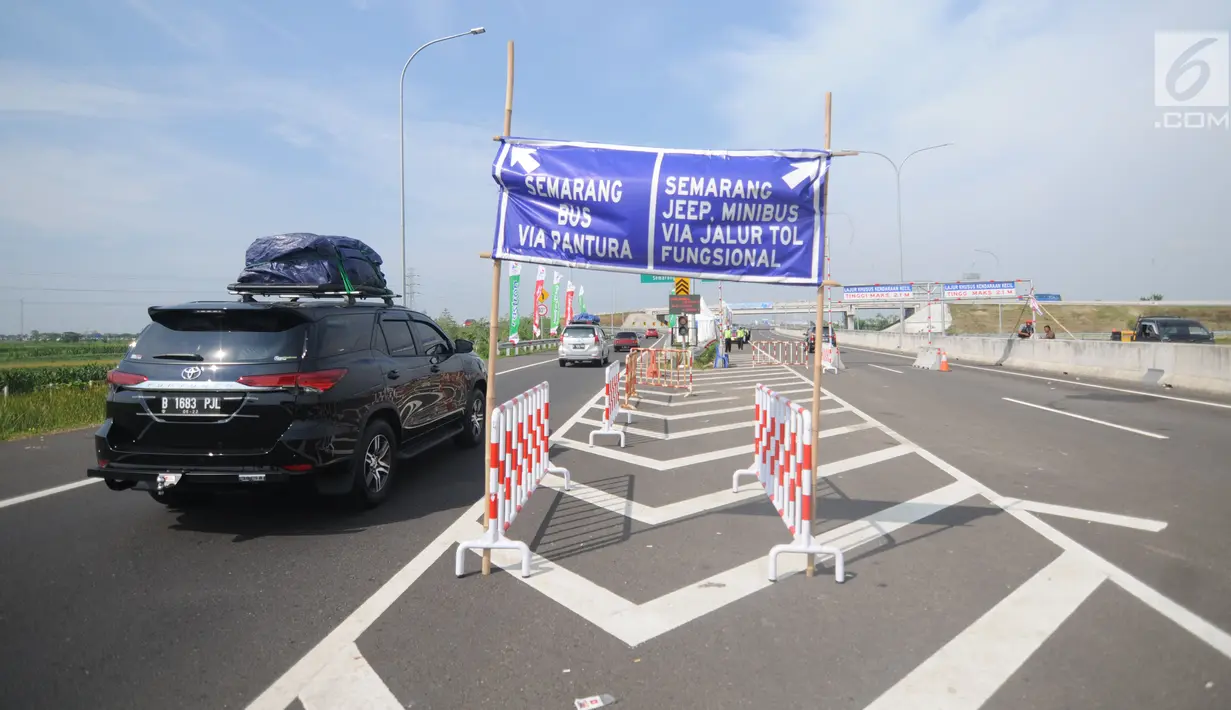 Kendaraan mengantre memasuki jalur fungsional tol Brebes-Batang, Jawa tengah, Rabu (21/6). Penutupan disebabkan menumpuknya kendaraan menuju jalur fungsional tol Brebes-Batang sehingga dialihkan lewat tol Brebes Timur. (Liputan6.com/Gempur M Surya)