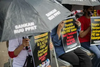 PRT juga menggunakan payung hitam dengan tulisan 'Sahkan RUU PPRT'. (Liputan6.com/Faizal Fanani)