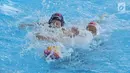Pemain Polo Air Putri Indonesia, Alya Nadira Trifiansyah (kanan) berebut bola dengan pemain Hong Kong pada laga penyisihan grup A Asian Games 2018, Jakarta, Jumat (17/8). Indonesia unggul tipis 9-8. (Liputan6.com/Helmi Fithriansyah)