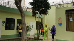 Sejumlah narapidana mengenakan kostum badut untuk menghibur anak-anak di TK Santa Monica. Taman kanak-kanak ini didirikan sebagai tempat pendidikan bagi anak-anak narapidana di Santa Monica. (Reuters/Mariana Bazo)