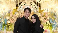 Lesty Kejora dan Rizky Billar serasi dalam tema tradisional-modern serba-hitam. [Foto: @lestykejora]