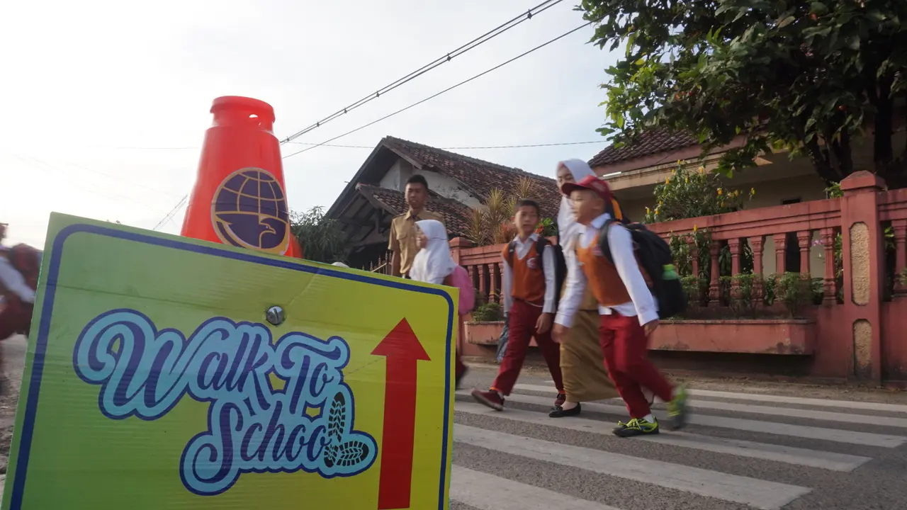 Ingin Gembira Ke Sekolah, Jalan Kaki Saja
