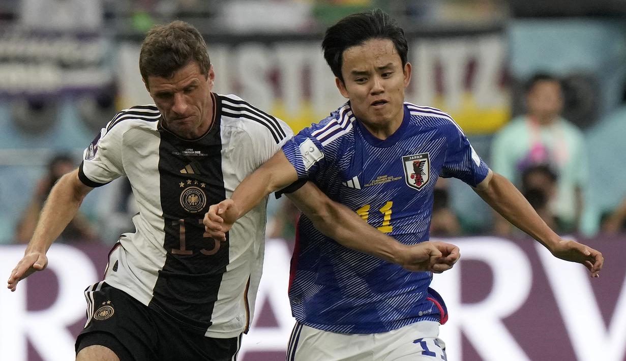 Takefusa Kubo menjadi salah satu kunci sukses Jepang saat menumbangkan Jerman pada pembuka Grup E Piala Dunia 2022. Ia merupakan pemain yang memiliki kemampuan dalam hal menggiring bola di atas rata-rata. Tak khayal, bahwa dirinya sering dijuluki sebagai ‘Messi dari Jepang’. Ditambah lagi, Kubo memang pernah mengenyam pendidikan di akademi Barcelona, La Masia. Pemuda 21 tahun itu pernah direkrut oleh Real Madrid pada 2019 dari FC Tokyo dengan status bebas transfer. Namun, ia gagal menembus skuad utama. Kubo saat ini tengah berkarier di Real Sociedad dan mampu tampil gemilang di sana. (AP/Luca Bruno)