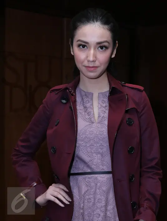 Artis sinetron Velove Vexia berpose saat ditemui di Epicentrum Kuningan, Jakarta, Selasa (15/3/2016). Velove mencoba meluruskan tentang kabar kedekatannya dengan anak Prabowo Subianto yang menurutnya hanya gosip. (Liputan6.com/Herman Zakharia)