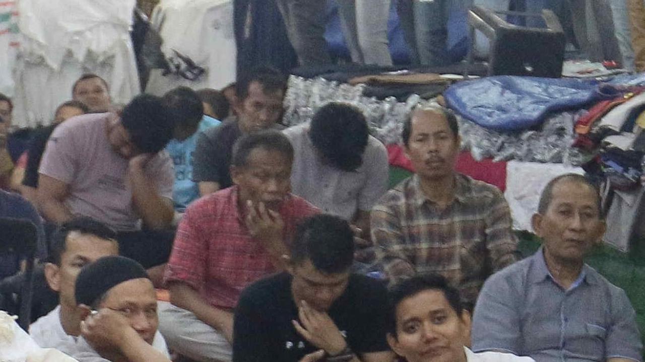 Ramainya pengunjung Pasar Tanah Abang saat Ramadan membuat jemaah salat Jumat tampak membeludak.&nbsp;Liputan6.com/Herman Zakharia