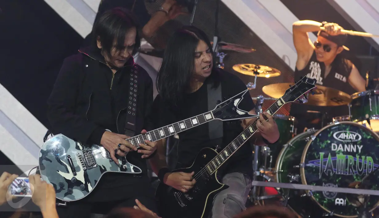 Aksi gitaris Jamrud, Aziz, di panggung The Biggest Concert Super Band di Studio Penta SCTV, Jakarta, Rabu (5/10). Band yang dikenal lewat lagu "Pelangi di Matamu" itu beradu panggung dengan Five Minutes, Gigi dan Setia Band. (Liputan6.com/Herman Zakharia)