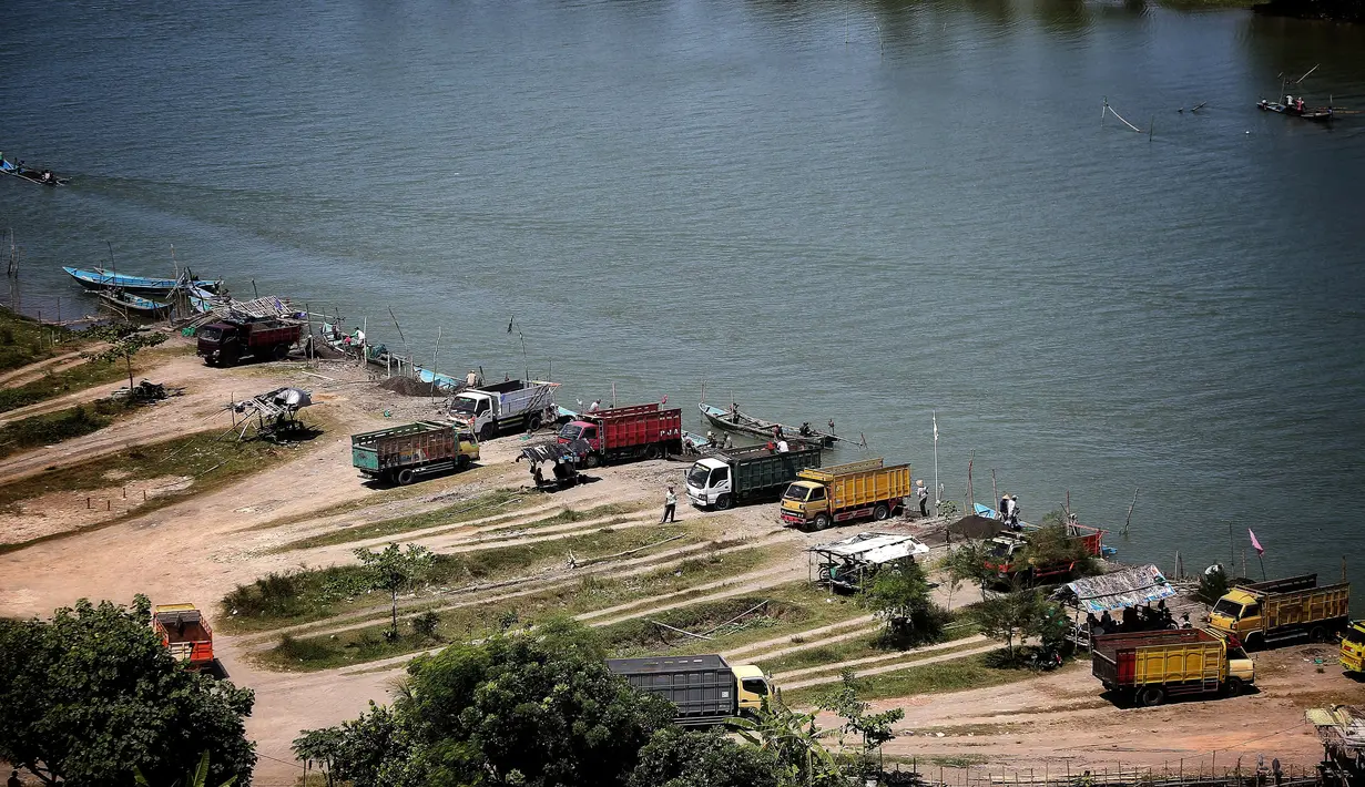 Pemandangan para penambang pasir dan truk di pinggir Sungai Luk Ulo, Kabupaten Kebumen, Jawa Tengah, Sabtu (05/5). Meski ilegal aktivitas menambang pasir dilakukan secara tradisional. (Liputan6.com/Fery Pradolo)