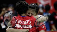 Ganda Putri Indonesia, Greysia Polii/Apriyani Rahayu, berpelukan usai menaklukkan wakil Denmark, Maiken Fruergaard/Sara Thygesen, pada laga final Indonesia Masters di Istora, Jakarta, Minggu (19/1). Greysia/Apriyani menang 18-21, 21-11, dan 23-21. (Bola.com/M Iqbal Ichsan)