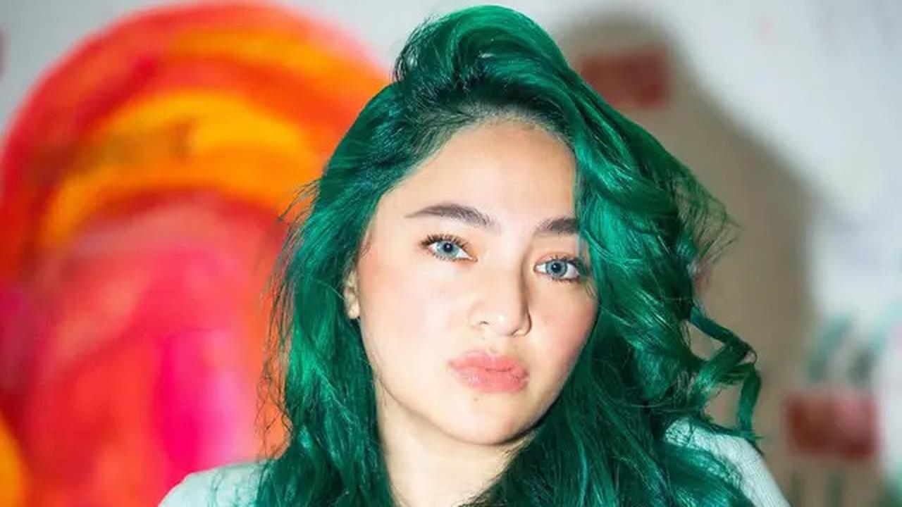 Model Warna Rambut Marshanda di 2025, Inspirasi Gaya Tampil Beda dan Percaya Diri