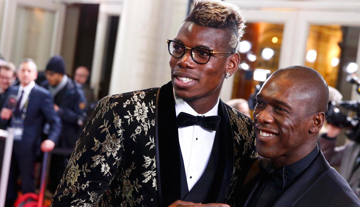 Paul Pogba (kiri) foto bersama dengan mantan pemain sepak bola nasional Belanda Clarence Seedorf (kanan ) saat menghadiri acara FIFA Ballon d'Or 2015 di Zurich, Swiss, (11/1/2016).  (REUTERS/Arnd Wiegmann)