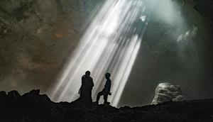 Pemandu goa memberikan penjelasan kepada wisatawan di dalam Goa Jomblang  di Gunung Kidul, Yogyakarta. Terletak di Desa Pacarejo, Kecamatan Semanu, Kabupaten Gunungkidul, Gua Jomblang menjadi salah satu destinasi wisata alam paling memukau di Yogyakarta. Gua vertikal bertipe collapse doline ini terbentuk akibat runtuhnya lapisan tanah dan vegetasi ribuan tahun lalu, menciptakan lubang raksasa dengan diameter sekitar 50 meter yang dikenal sebagai Luweng Jomblang. (merdeka.com/Arie Basuki)