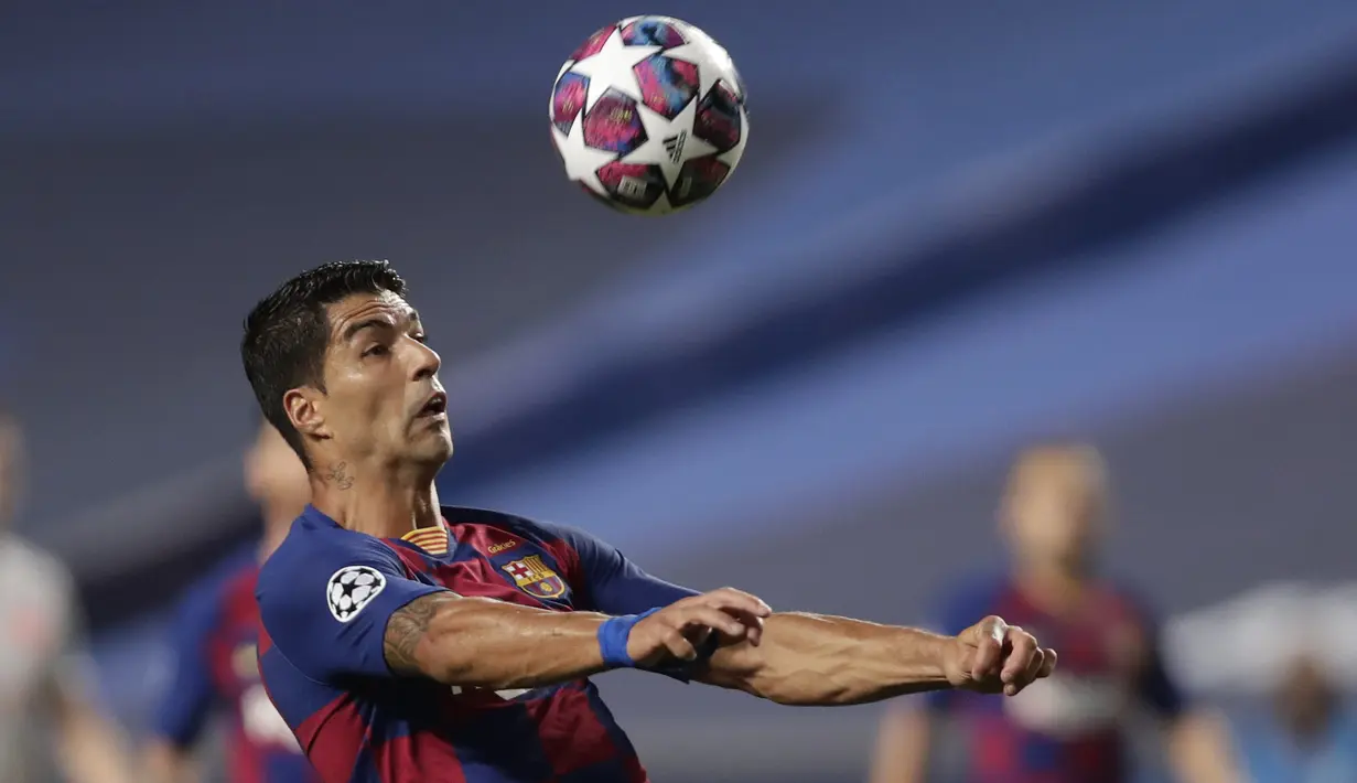 Penyerang Barcelona, Luis Suarez mengontrol bola saat bertanding melawan Bayern Munchen pada perempat final Liga Champions di stadion Luz di Lisbon pada 14 Agustus 2020. Suarez akan menerima gaji lebih kecil di Atletico daripada yang ditawarkan klub lain. (AFP/Manu Fernandez)