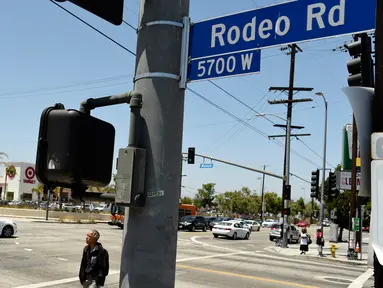 Pejalan kaki berjalan di area Rodeo Road, Los Angeles, Rabu (28/6). Presiden Dewan Kota Los Angeles akan mengganti sebuah jalan di distriknya dari Rodeo Road dengan nama mantan Presiden Amerika Serikat (AS) Barack Obama. (AP Photo/Chris Pizzello)