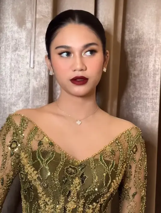 Azizah Salsha tampil simple dengan kebaya kurung v-neck dan rok slit tenun. Tampilannya terlihat bold dengan lipstik super gelap [@ochiiparamita]