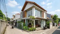 6 Model Rumah untuk Lahan Pojok Gang yang Tetap Terang dan Berangin