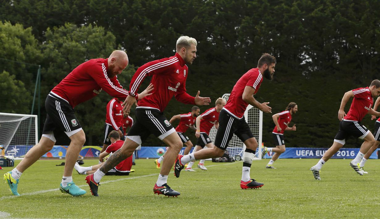 Aaron Ramsey dan para pemain Wales berlatih mempersiapkan fisik sebelum melawan Belgia di COSEC Stadium, Dinard, Prancis, (28/6/2016). (REUTERS/Gonzalo Fuentes)