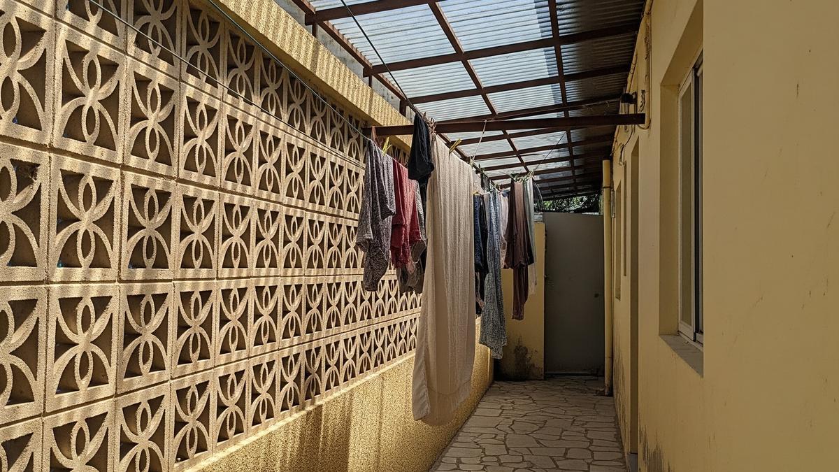 7 Ide Jemuran Samping Rumah Lebar 1 Meter dengan Roster dan Atap Terang