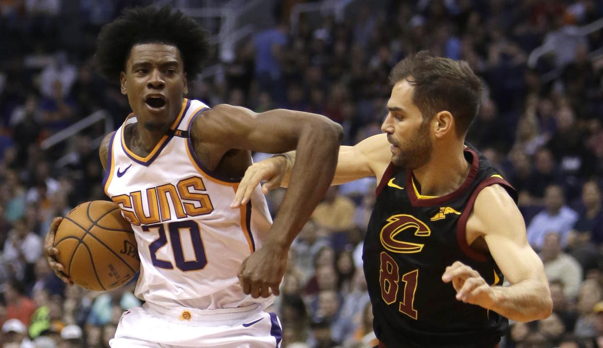 Pebasket Cleveland Cavaliers, Jose Calderon, menghadang pebasket Phoenix Suns, Josh Jackson, pada laga NBA di Talking Stick Resort Arena, Rabu (14/3/2018). Cleveland Cavaliers menang 129-107 atas Phoenix Suns. (AP/Rick Scuteri)