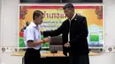 Salah seorang remaja, Pornchai Kamluang menerima kartu identitas sebagai warga negara Thailand di distrik Mae Sai, Rabu (8/8). Korban gua Thailand tersebut selama ini hidup tanpa memiliki status kewarganegaraan (Chiang Rai Public Relations Office via AP)