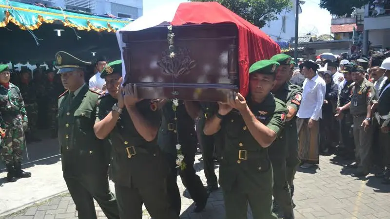 Jenazah Hasyim Muzadi diberangkat dari makam