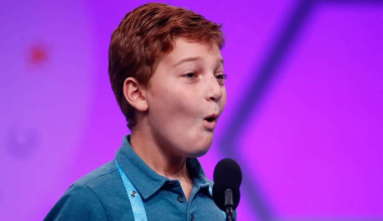 Guy Peretz (9), peserta dari Florida bereaksi setelah mengeja kata dengan benar pada babak kedua Scripps National Spelling Bee di Oxon Hill, Maryland, Selasa (28/5/2019). Kompetisi mengeja ini yang tertinggi di AS, dengan peserta yang juga berasal dari negara lain. (AP/Patrick Semansky)