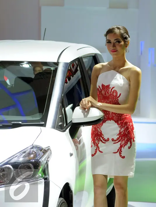 Model berpose di sisi mobil yang dipamerkan pada Indonesia Internasional Motor Show 2016 di JIEXPO, Kemayoran, Jakarta, Kamis (7/4/2016). IIMS 2016 akan berlangsung hingga Minggu (17/4). (Liputan6.com/Helmi Fithriansyah)