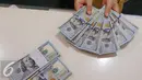 Petugas tengah menata mata uang dolar di Jakarta, Rabu (13/9). Dolar AS mulai menguat terhadap rupiah. (Liputan6.com/Angga Yuniar)