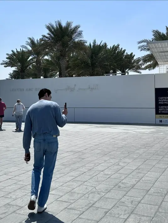 Kim Woo Bin saat berada di Louvre Abud Dhabi. Dia tampak sedang memotret sesuatu di hadapannya. (Foto: Instagram/ ____kimwoobin)