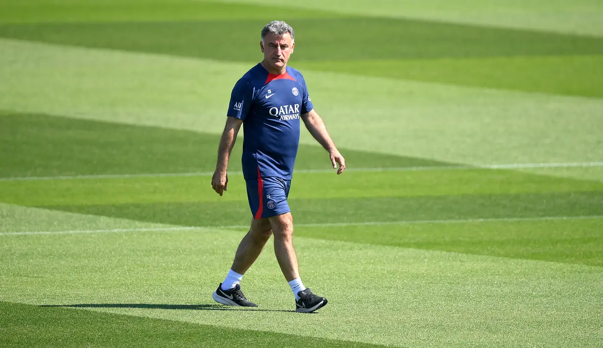 Pelatih kepala Paris Saint-Germain (PSG) Christophe Galtier berjalan di lapangan selama sesi latihan dua hari sebelum pertandingan  Ligue 1 2022/23 pekan ke-38, di Saint-Germain-en-Laye, sebelah barat Paris pada 1 Juni 2023. (Photo by FRANCK FIFE / AFP)