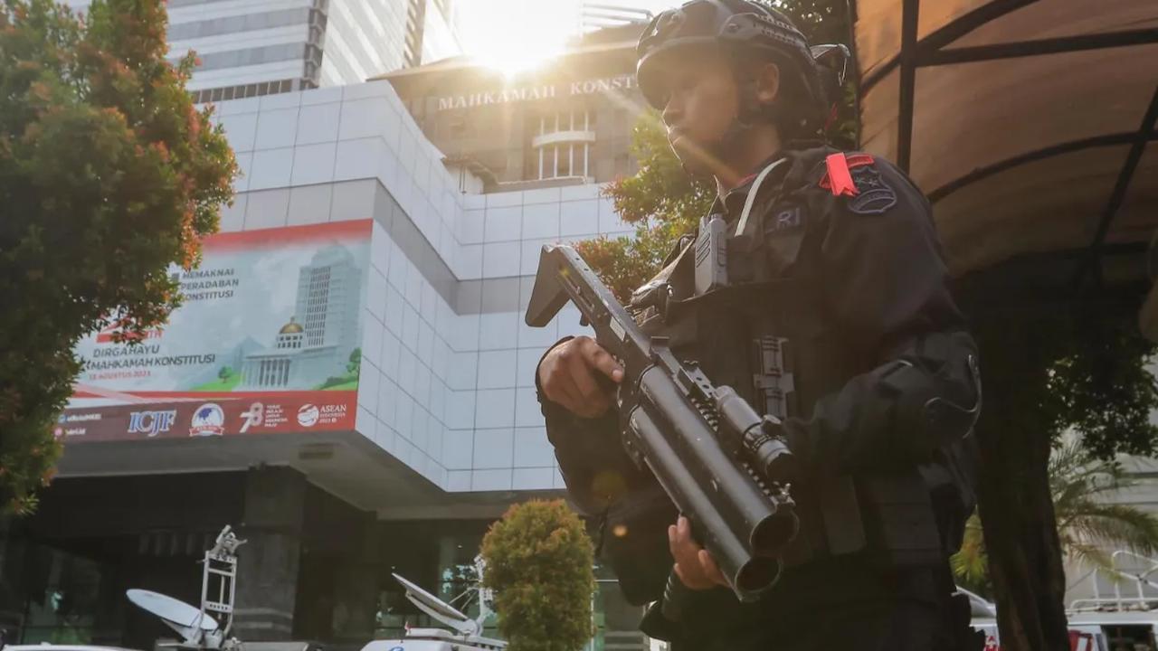 Sejumlah personil kepolisian Brimob bersenjata lengkap melakukan pengamanan ketat di sekitaran Gedung Mahkamah Konstitusi (MK) di Jakarta, Selasa (7/11/2023).