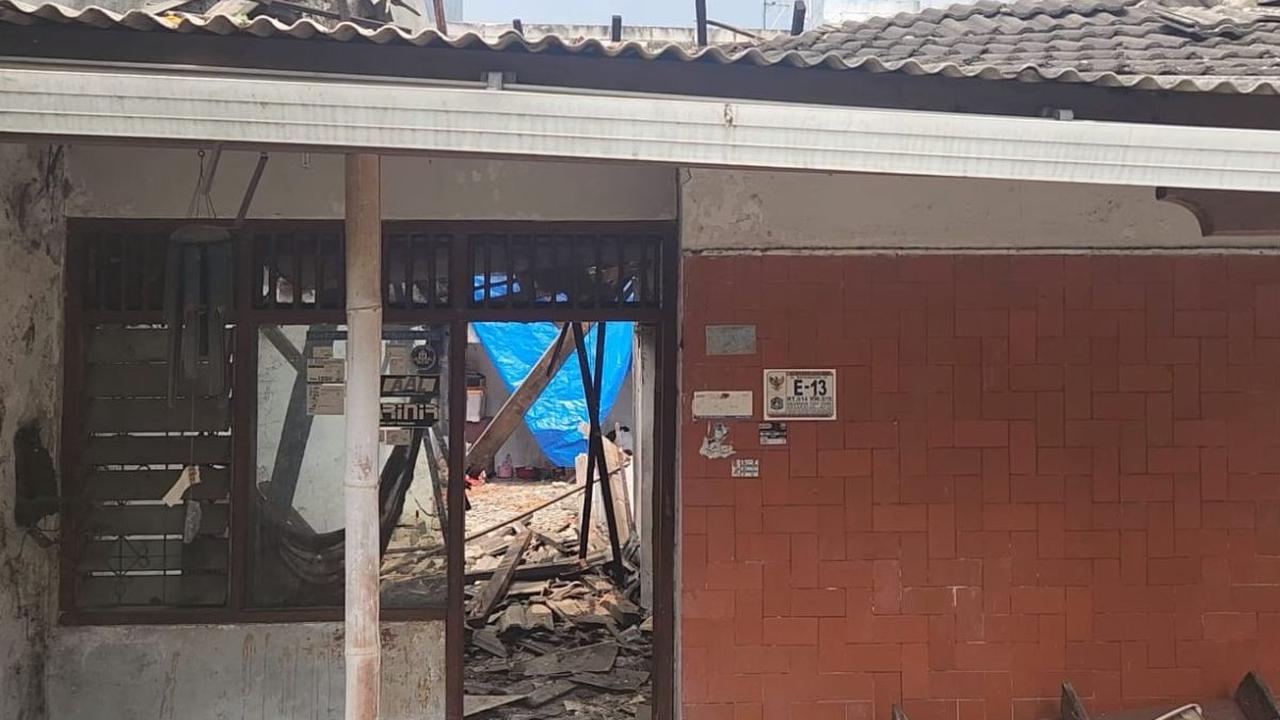 Bahkan, listrik di rumah Putri sudah putus sejak tahun 2016 karena tidak sanggup membayar tagihan.