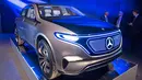 Tampilan dari mobil listrik Mercedes-Benz dengan 'Concept EQ' yang dipamerkan dalam acara peluncuran pabrik baterai Accumotive di Kamenz, Jerman (22/5). Mercedes-Benz ini merupakan sebuah SUV dengan penampilan futuristis. (AP Photo/Jens Meyer)