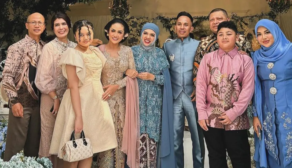 Sementara itu, Krisdayanti tampil dengan kebaya coklat brokat dipadukan selendang pink dan bawahan kain batiknya. [@krisdayantilemos]