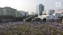 Foto udara memperlihatkan suasana jelang shalat Idul Fitri 1442 H di Lapangan Masjid Agung Al Azhar, Jakarta, Kamis (13/5/2021). Ribuan umat muslim melaksanakan shalat Idul Fitri 1442 H di Lapangan Masjid Agung Al Azhar dengan menerapkan protokol kesehatan ketat. (Liputan6..com/Helmi Fithriansyah)