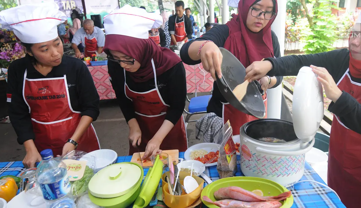 Karyawan Badan Pengkajian dan Penerapan Teknologi (BPPT) lomba masak di Puspitek, Setu, Tangerang Selatan, Kamis (24/1). Lomba ini juga menggunakan minuman herbal produksi kedeputian Teknologi Agroindustri dan Bioteknologi (TAB). (Merdeka.com/Arie Basuki)