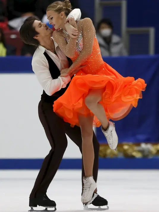 Alexandra Stepanova (kanan) bersama pasangannya Ivan Bukin dari Rusia menunjukan keterampilannya dalam menari di lantai es dalam Grand Prix ISU Figure Skating di Nagano, Jepang, (28/11).  (REUTERS/Yuya Shino)