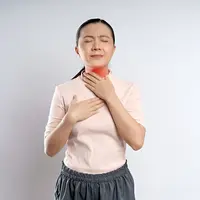 Seorang perempuan memegang tenggorokannnya yang kesakitan (Foto Dok: Freepik/chajamp).