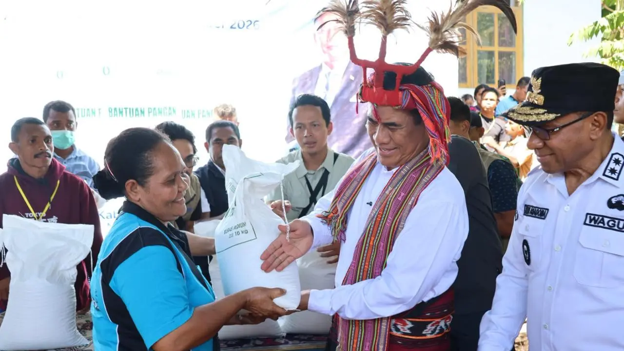 Buntut Keluhan Beras Mahal, Amran Sulaiman Turun Tangan Guyur Bantuan Pangan ke Alor