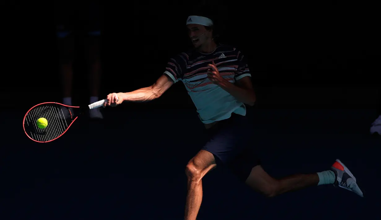 Petenis Jerman, Alexander Zverev melakukan pukulan forehand saat mengembalikan bola Stan Wawrinka dari Swiss pada perempat final kejuaraan tenis Australia Terbuka di Melbourne, Australia, Rabu (29/1/2020). Alexander Zverev mengalahkan Stan Wawrinka dan menembus babak semifinal. (AP PhotoAndy Wong)