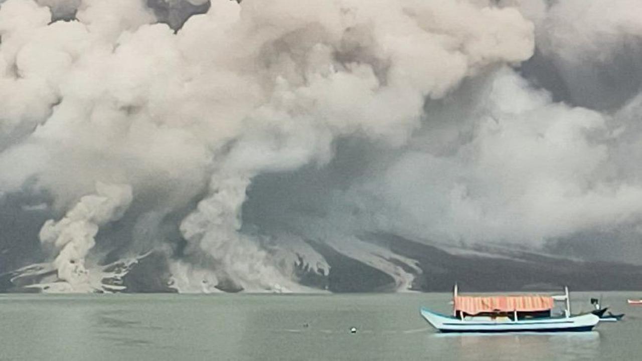 Sebagaimana dikutip Merdeka.com, Kepala Pusat Vulkanologi dan Mitigasi Bencana Geologi (PVMBG) Hendra Gunawan mengatakan, erupsi terjadi pukul 08.35 Wita. "Erupsi disertai awan panas ke segala arah," tulis Hendra dalam laporan yang diterima di Jakarta. AF
