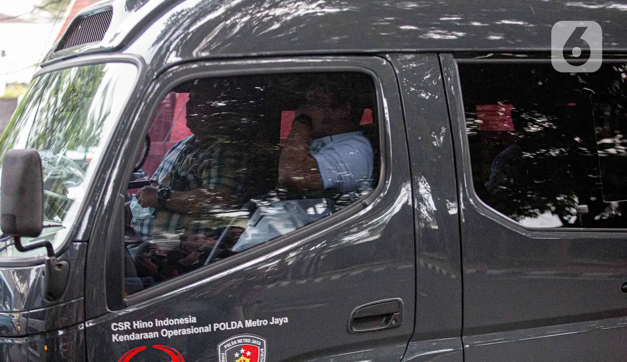 Sejumlah orang mengenakan kemeja putih juga tampak di dalam mobil tersebut. Namun tidak diketahui persis jumlahnya. (Liputan6.com/Faizal Fanani)